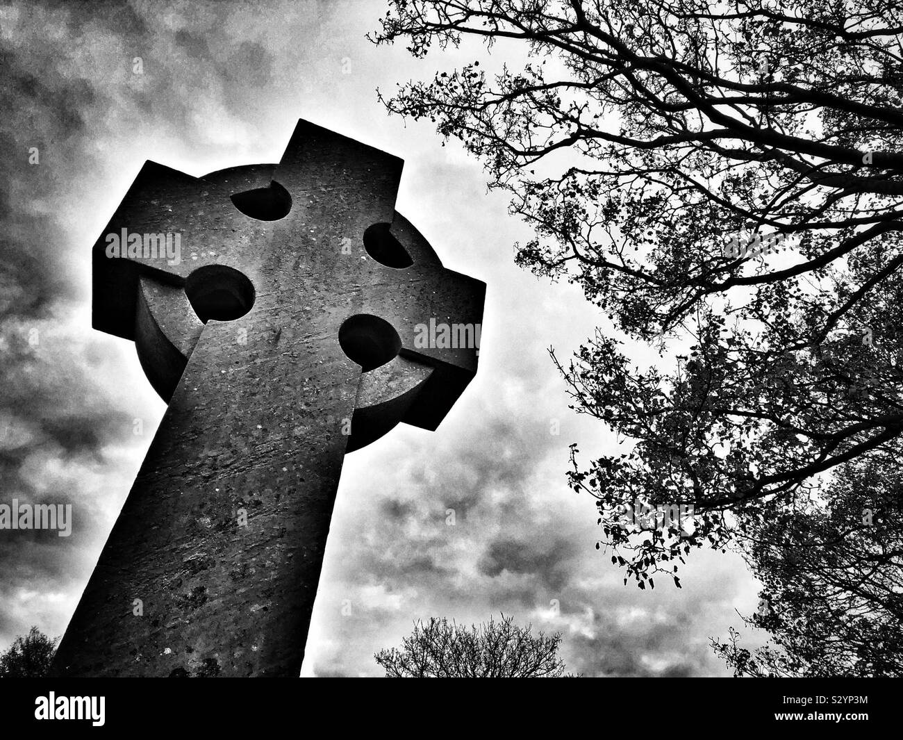 Grabstein und Silhouette Bäume Stockfoto