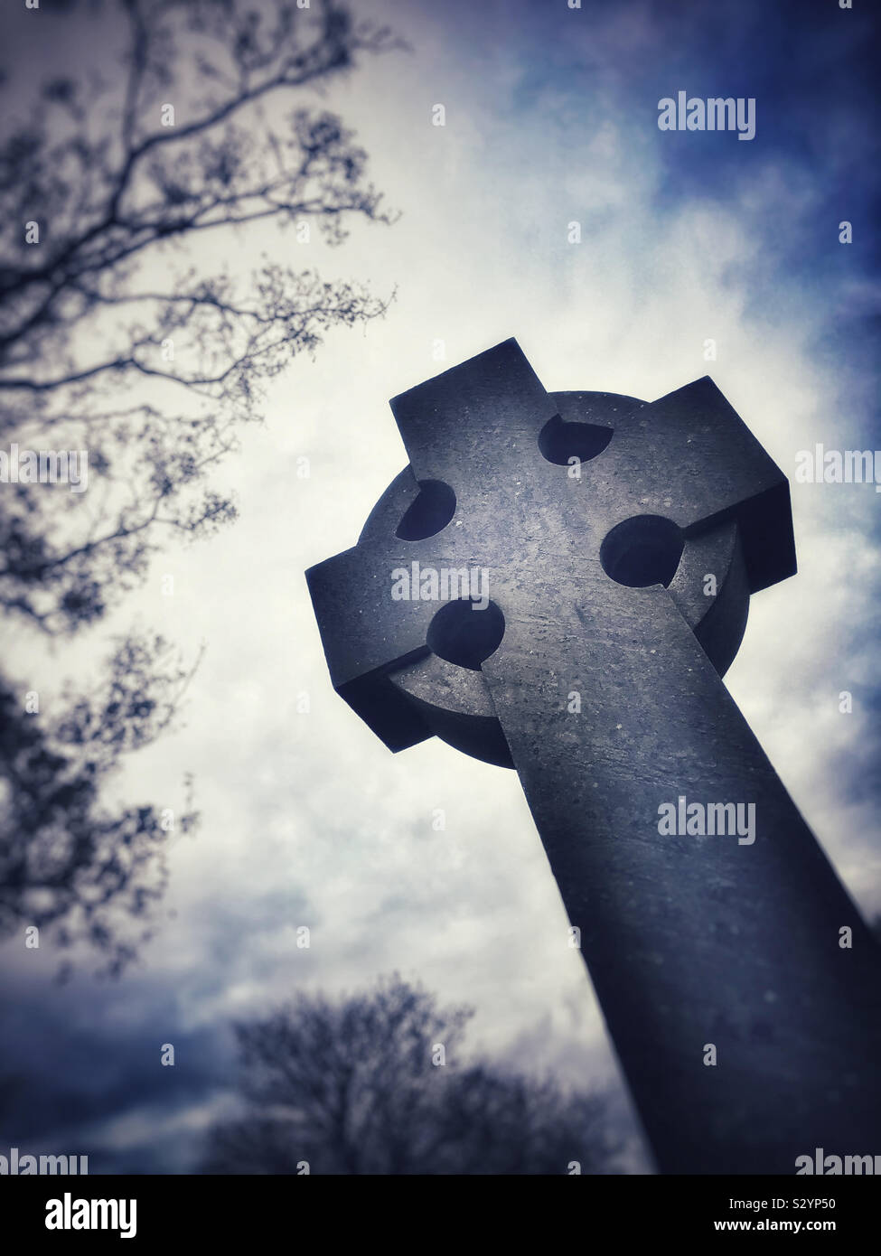 Grabstein gegen Moody's sky Stockfoto