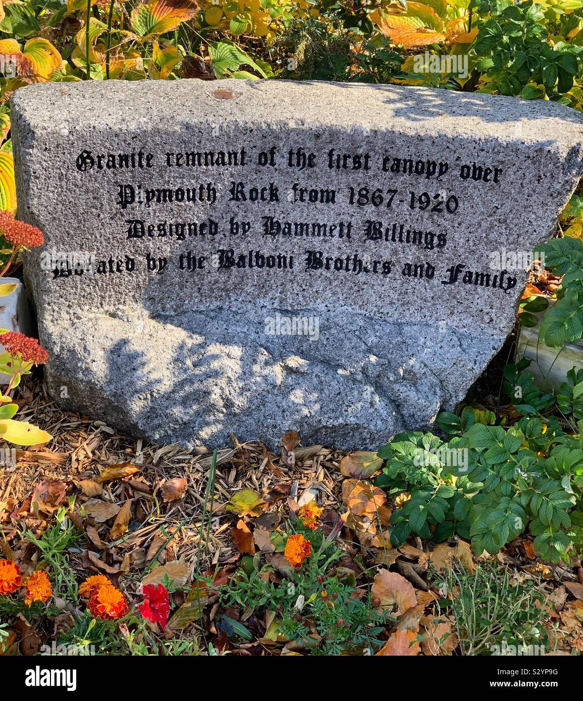 Inschrift lautet "Granit Überbleibsel der ersten Vordach über Plymouth Rock von 1867-1920. Von Hammett Billings konzipiert. Durch die Balboni Brüder und Familie." in Plymouth, Massachusetts, USA gespendet Stockfoto