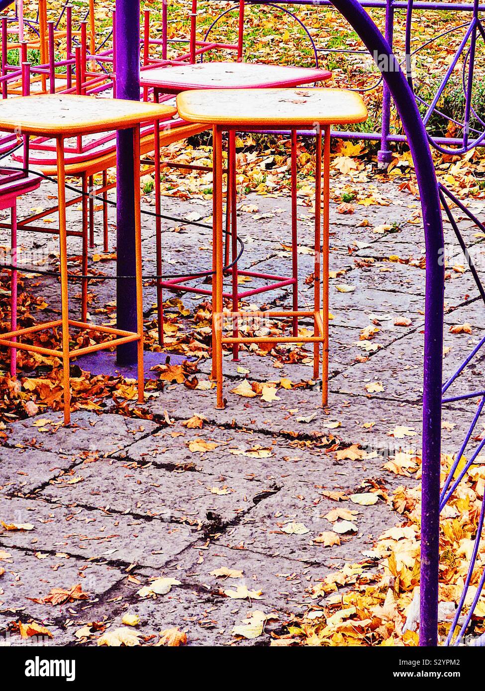 Bunte Cafe Terrasse Stühle und Herbstlaub, Schweden Stockfoto