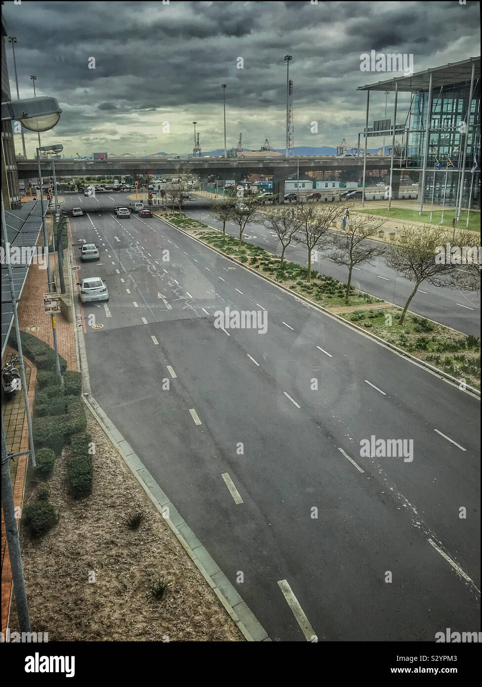 Blick auf Kapstadt vom Sky Bridge verbinden der Cape Town International Convention 1 Gebäude auf das Neue cticc 2 Gebäude. - Smartphone-aufgenommenes Stockfoto