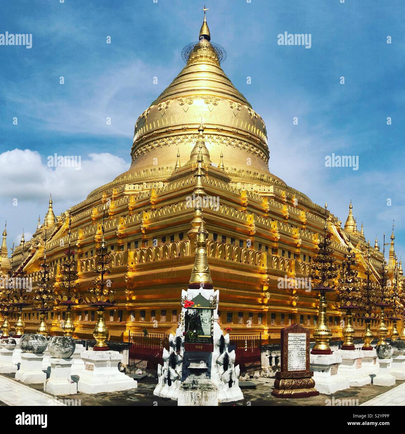 Die goldenen Stupa in Bagan, Myanmar. - Smartphone-aufgenommenes Stockfoto