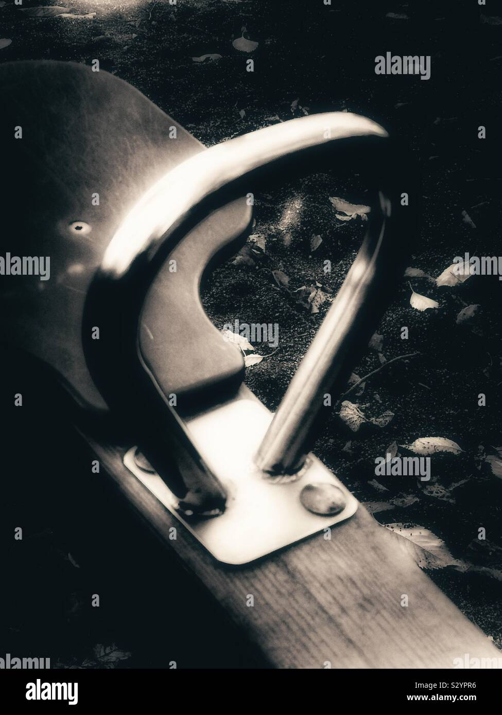 Griff aus Metall und Holz- Sitz auf der Wippe Stockfoto