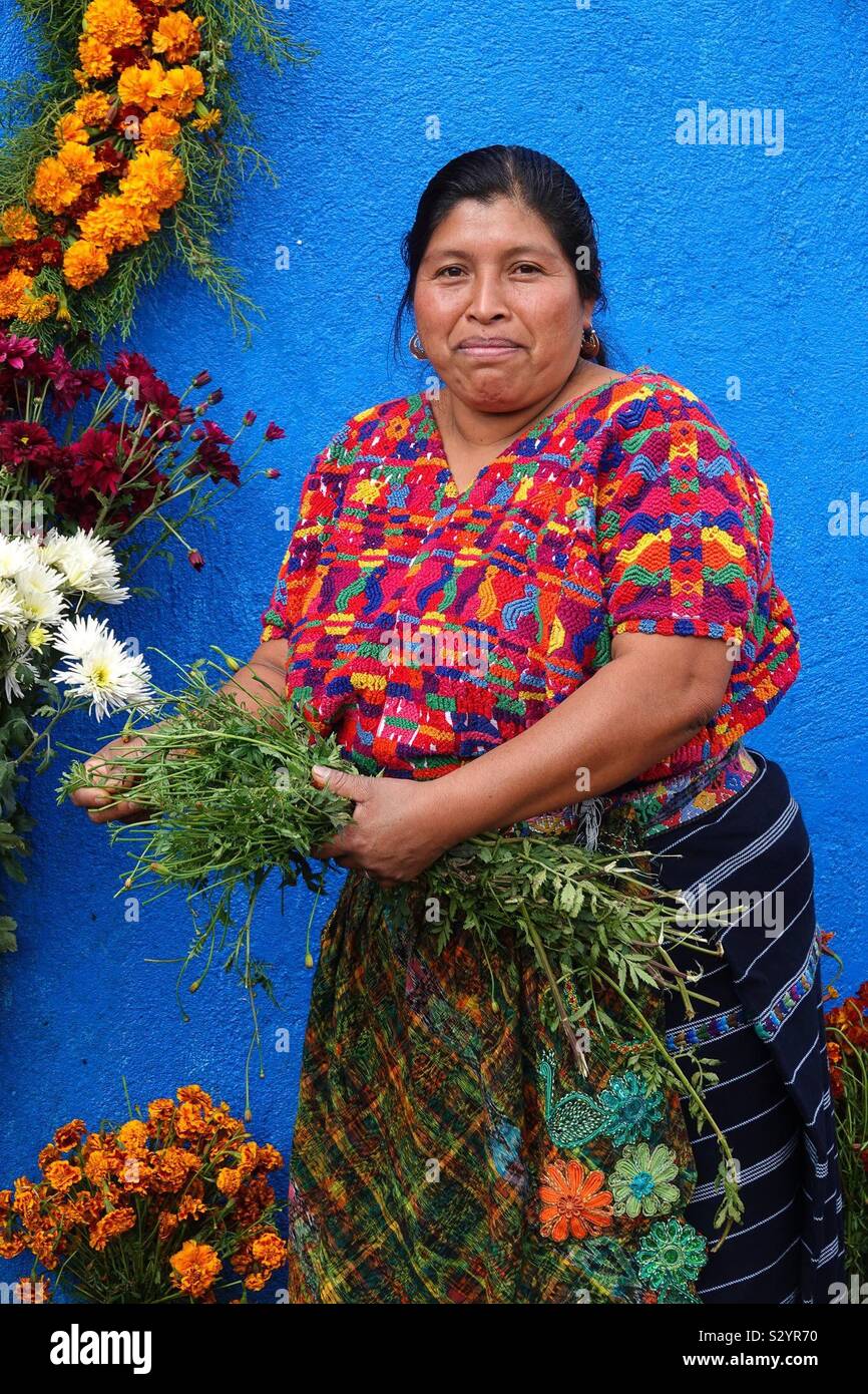 Schmücken die Gräber mit Blumen von Angehörigen, die sich auf Dia de los Muertos in Santiago de Sacatepequez, Guatemala bestanden haben Stockfoto