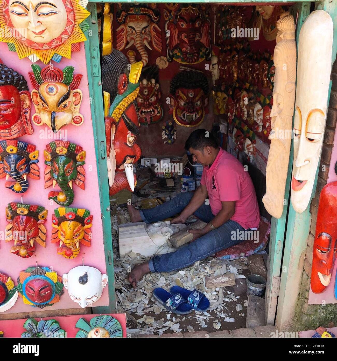 Ein Handwerker bei der Arbeit im Tal von Katmandu, Nepal erstellen. - Smartphone-aufgenommenes Stockfoto