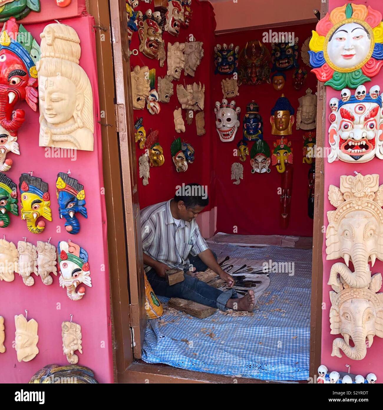 Ein Handwerker sculpting Masken im Tal von Katmandu, Nepal. - Smartphone-aufgenommenes Stockfoto