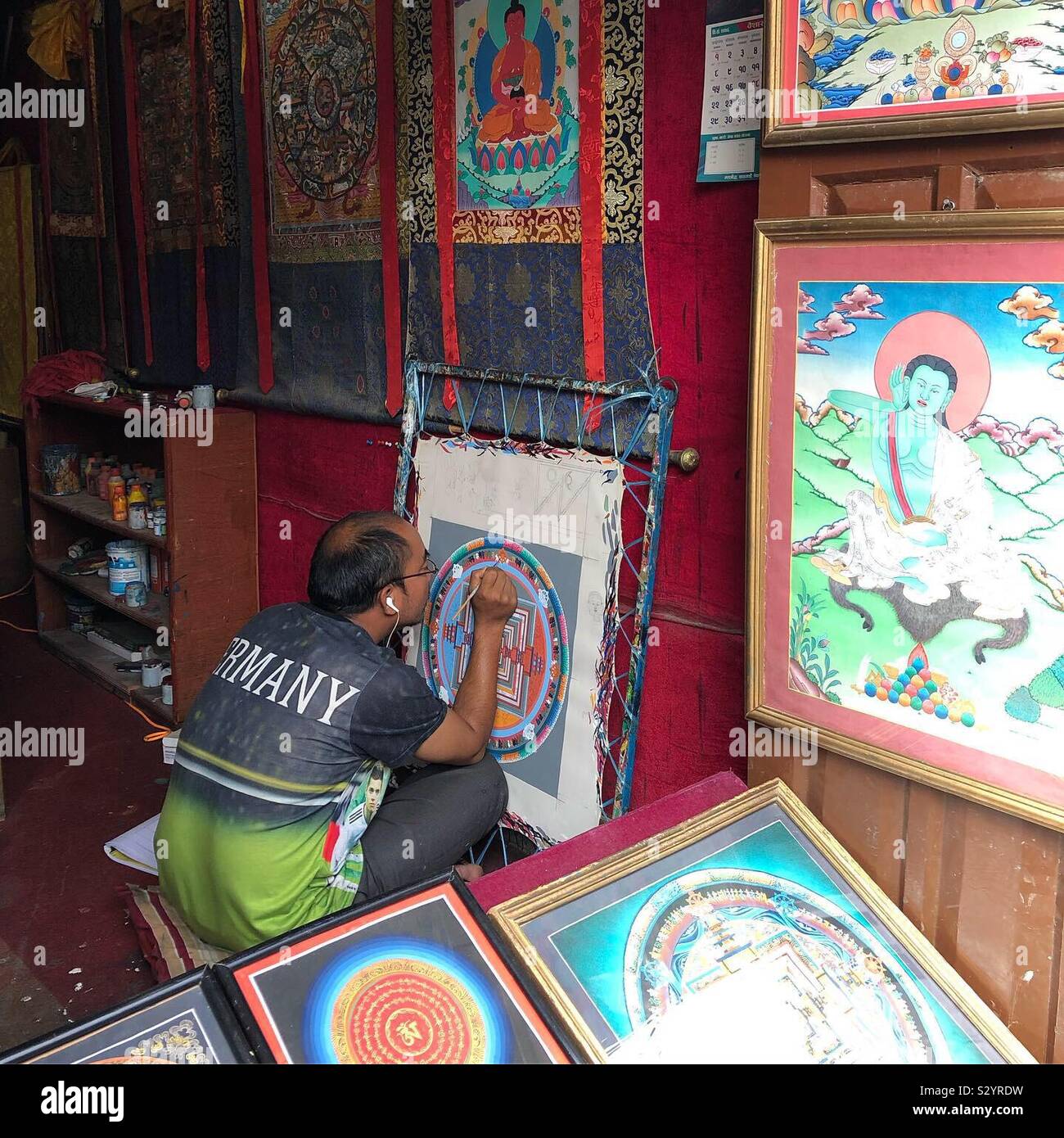 Ein Künstler Malerei ein Mandala in Nepal. - Smartphone-aufgenommenes Stockfoto