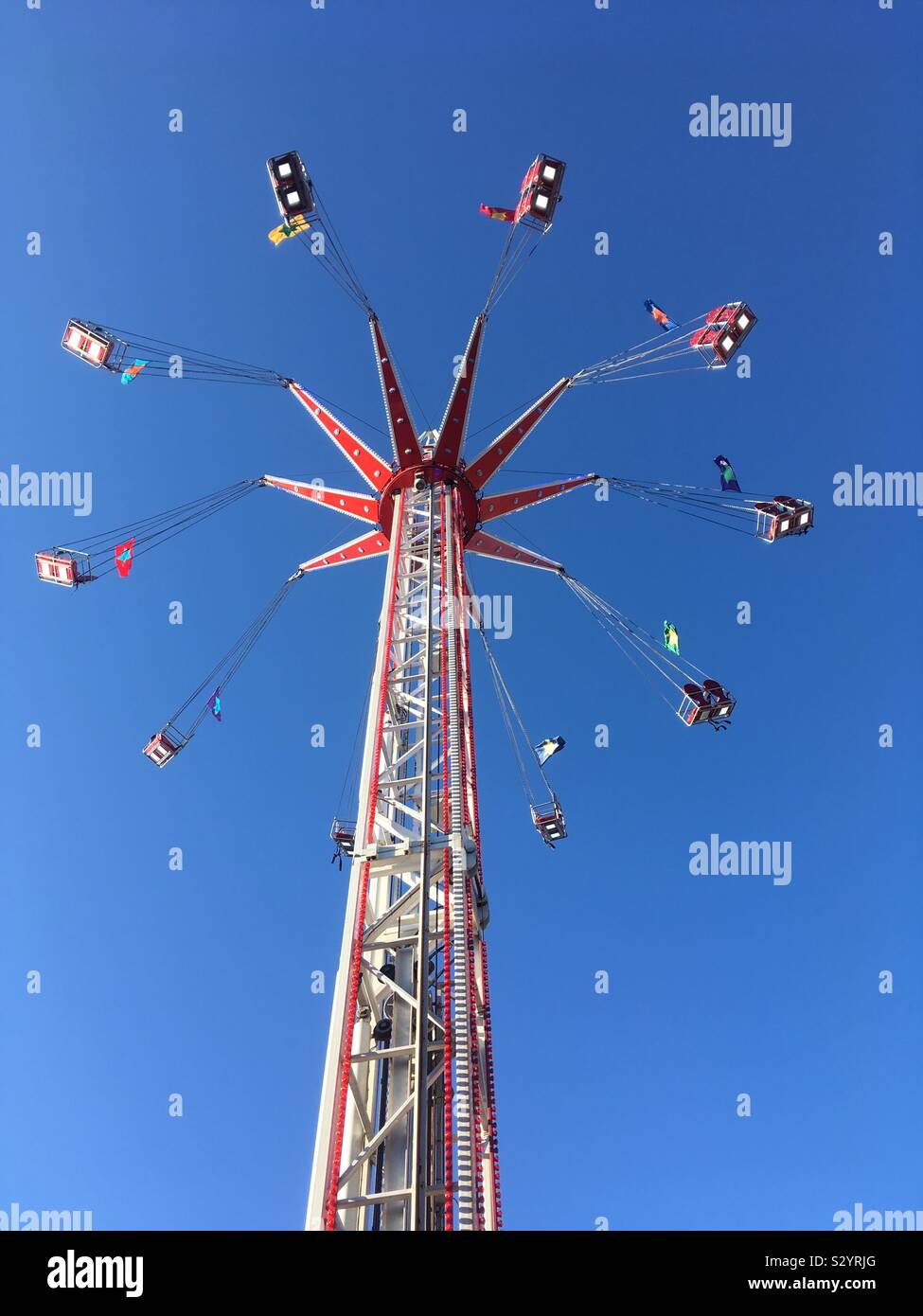 Die Spinnerei Messegelände während der Fahrt in der Luft gegen den blauen Himmel Stockfoto