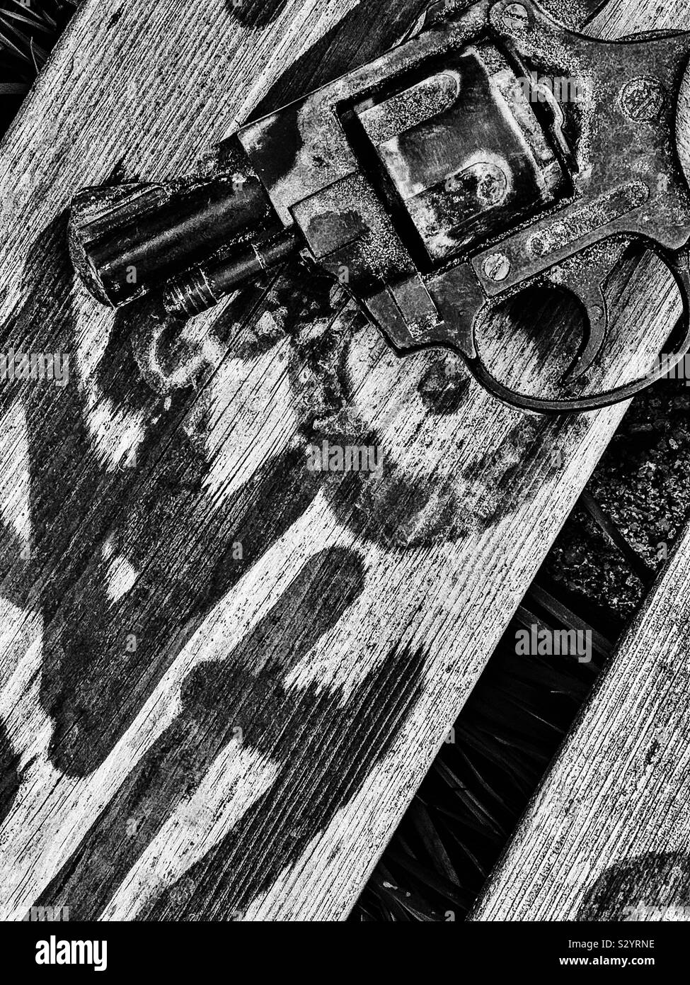 Schwarz-weiß-Bild der Pistole auf Graffiti aufgegeben hölzerne überdachte Sitz - Smartphone-aufgenommenes Stockfoto