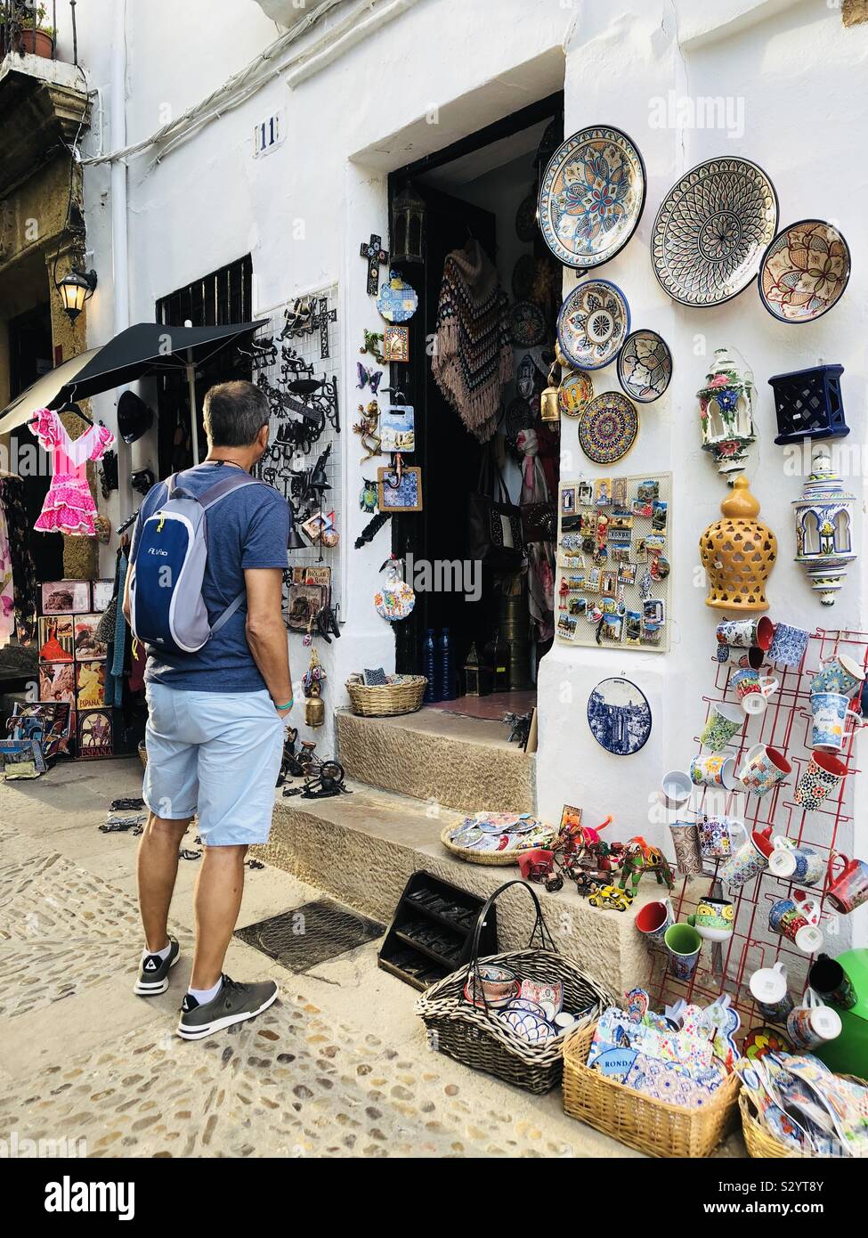 Touristische außerhalb einen Souvenir Shop in Ronda, Spanien Stockfoto