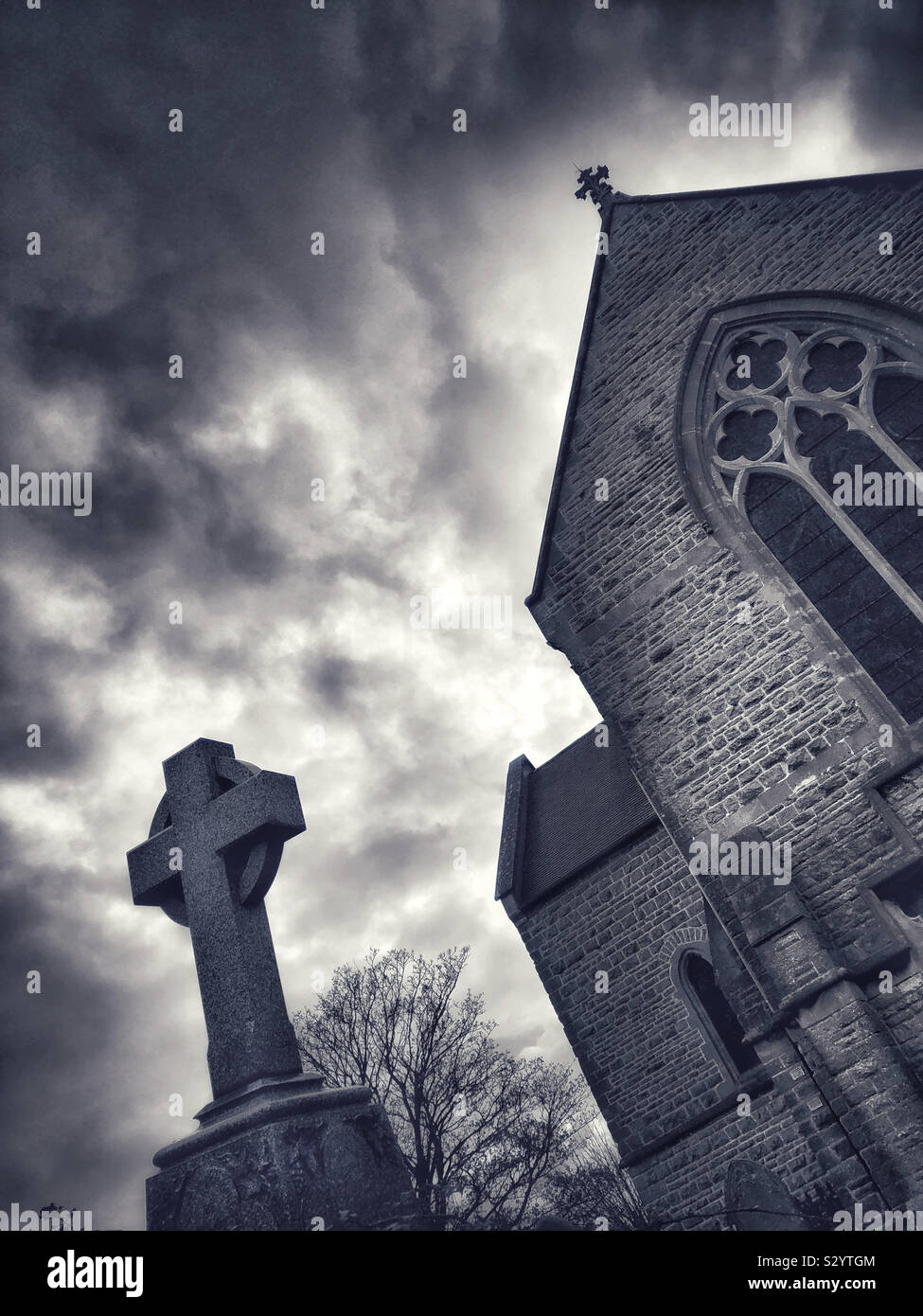 Kirche mit Friedhof und Grabmal. Stockfoto