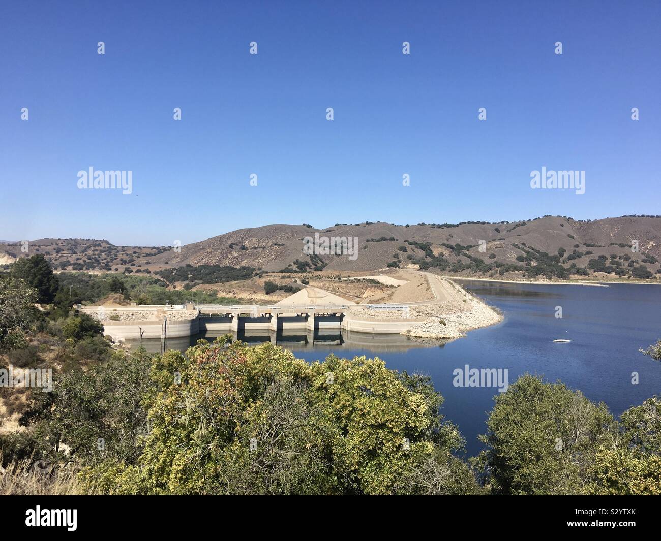 Blick auf den Damm über künstlichen See am Lake Cachuma Recreation Area, Santa Barbara in Südkalifornien. Stockfoto