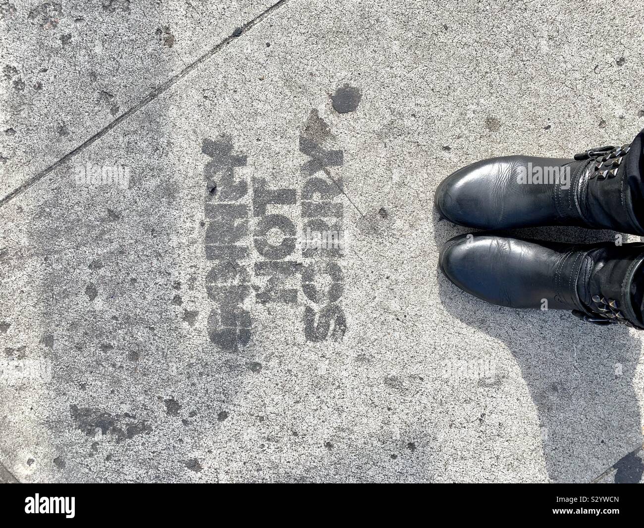 Schwarze Stiefel und Street Art in New York City, USA. Stockfoto