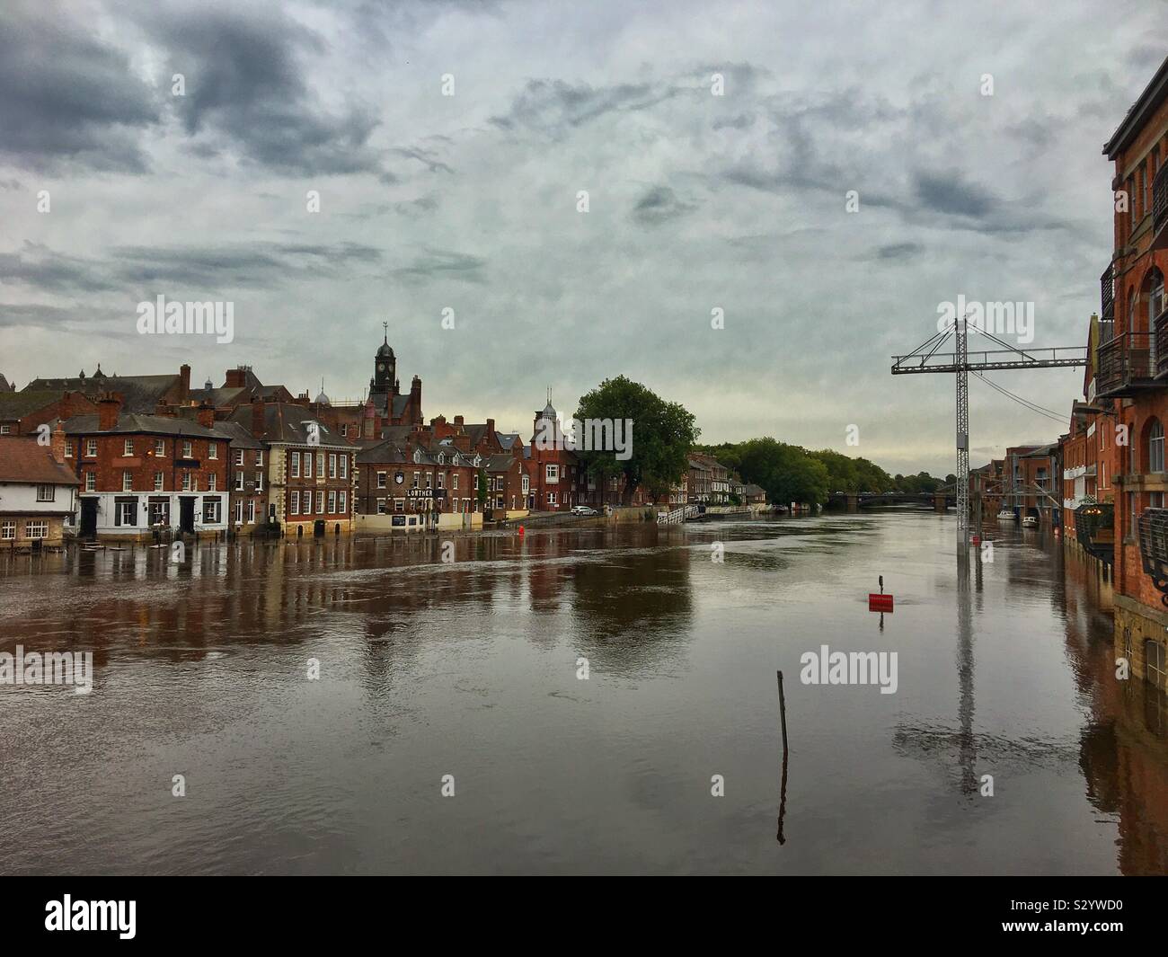 Fluss Ouse in Flut York North Yorkshire England UK - Smartphone-aufgenommenes Stockfoto