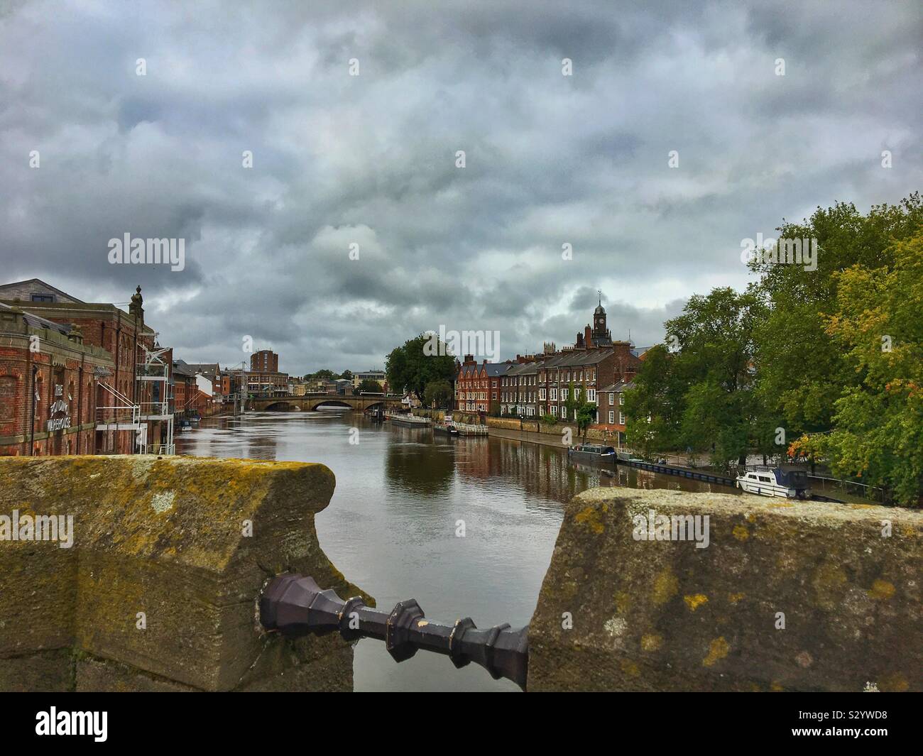 Fluss Ouse im Herbst York North Yorkshire England Großbritannien - Smartphone-aufgenommenes Stockfoto