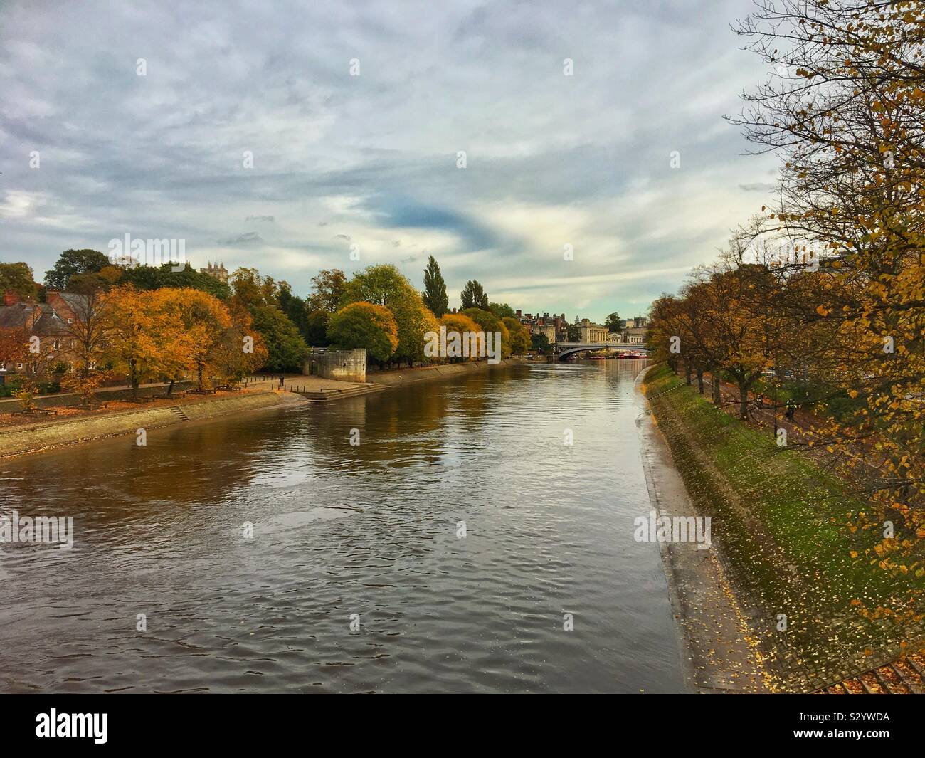 Fluss Ouse im Herbst York North Yorkshire England Großbritannien - Smartphone-aufgenommenes Stockfoto