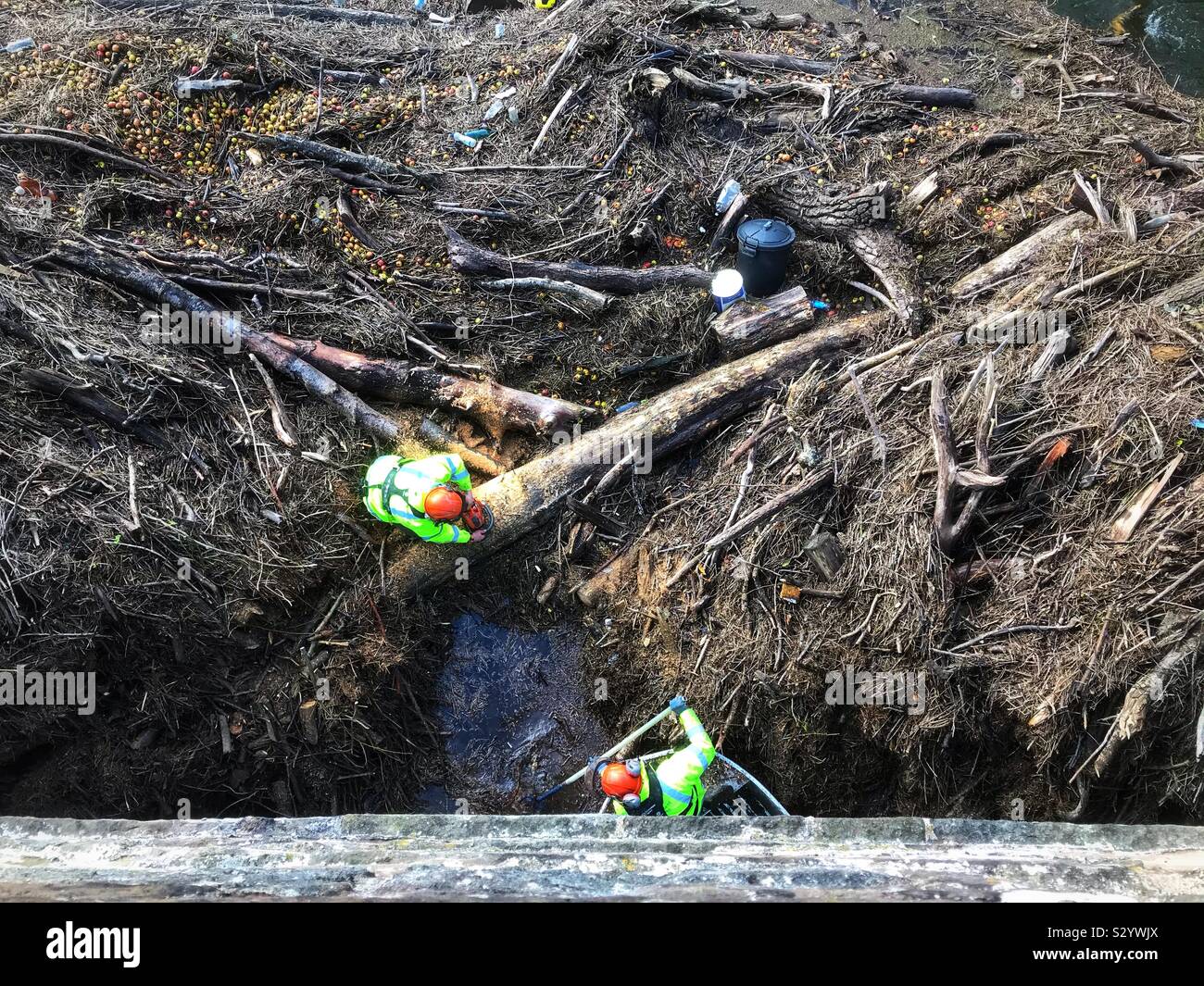 Luftaufnahme der Umweltagentur Personal starten zu löschen Eine schwimmende Log Jam von Ablagerungen auf den Fluss Wye Hereford Großbritannien nach Stürmen Stockfoto