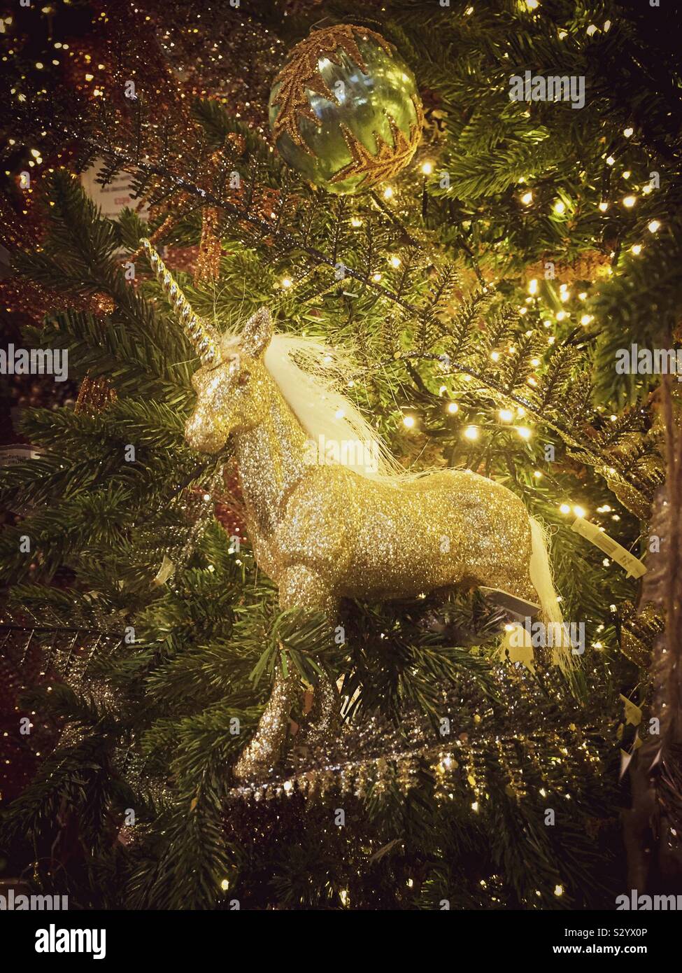 Weihnachten Einhorn Dekoration auf Baum. Goldene Farbe Wirkung. Stockfoto