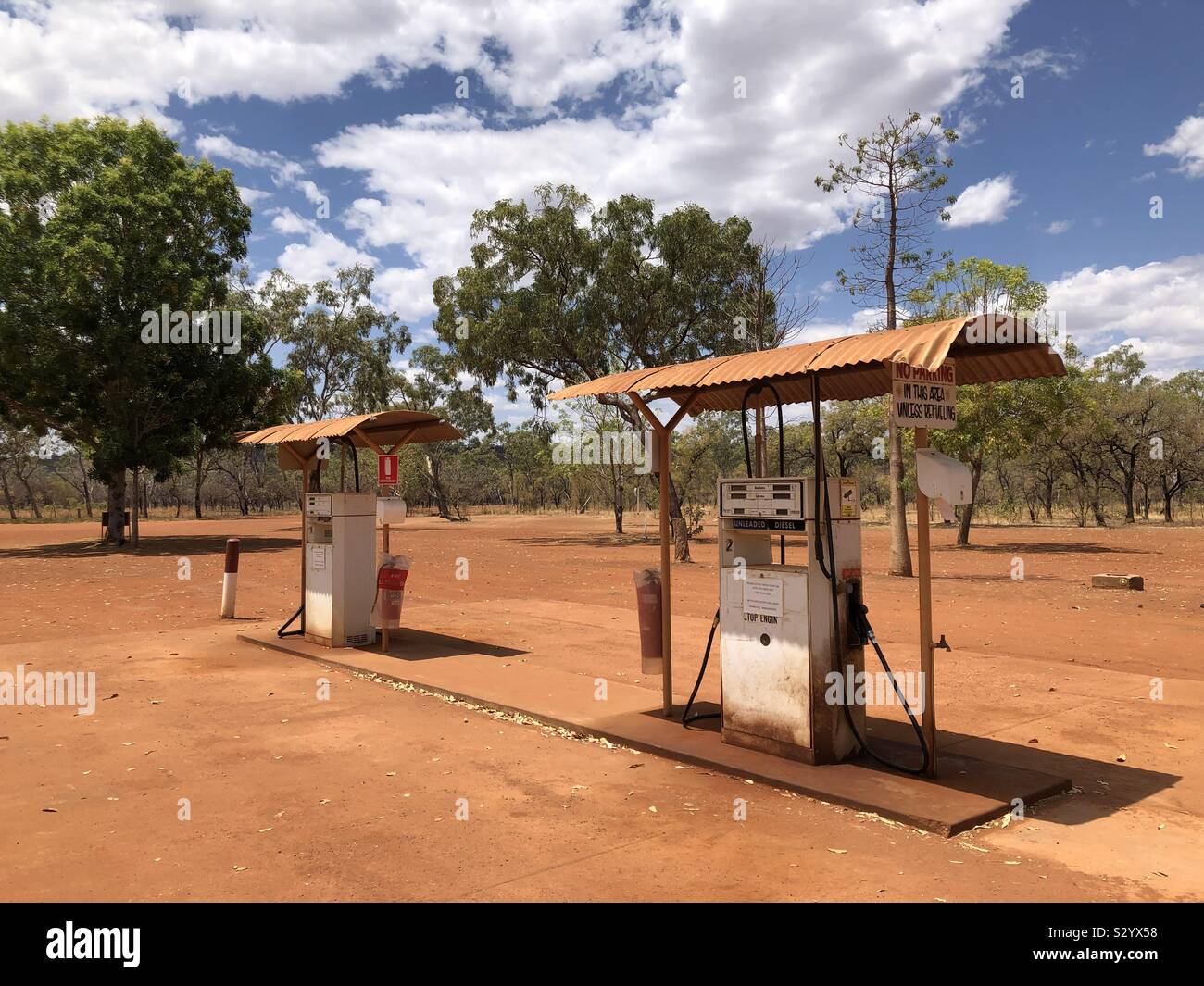 Eine Outback-Tankstelle auf einem Wüstenautobahn in Weather Australia - Smartphone-aufgenommenes Stockfoto