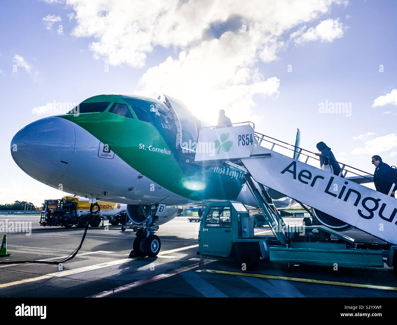 Einleitung eine Aer Lingus Airbus A 320-214 mit Irish Rugby Team Lackierung am Flughafen von Dublin Stockfoto