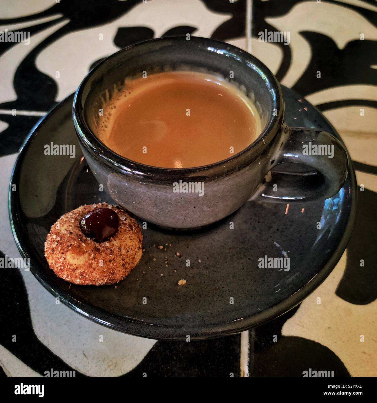 Ein doppelter Espresso und ein wenig cookie Keks sind an Apoala in Mérida, Mexiko serviert. Stockfoto