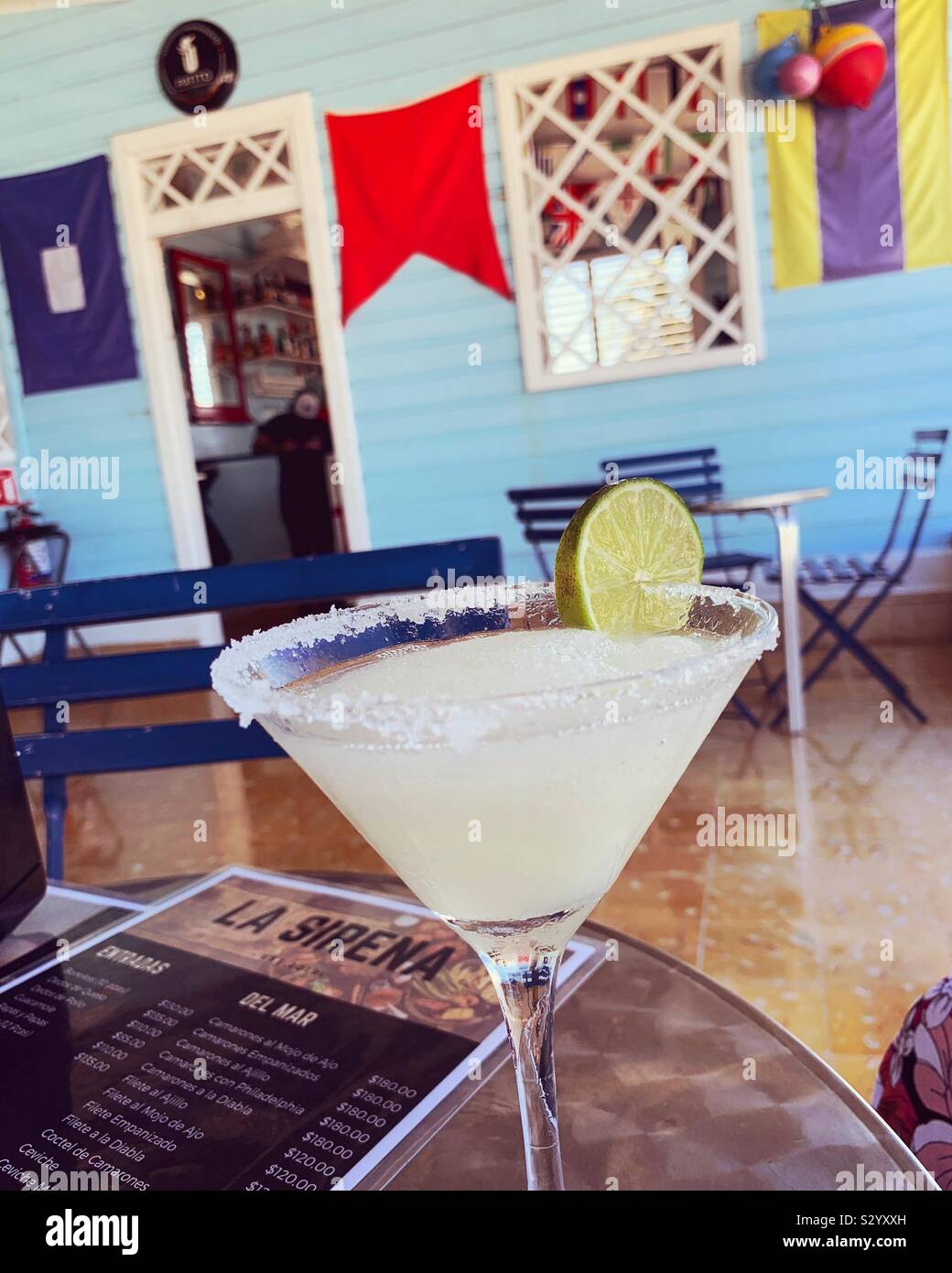 Eine frostige, erfrischende Margarita ist auf der Terrasse des La Sirena an der Yacht Club in