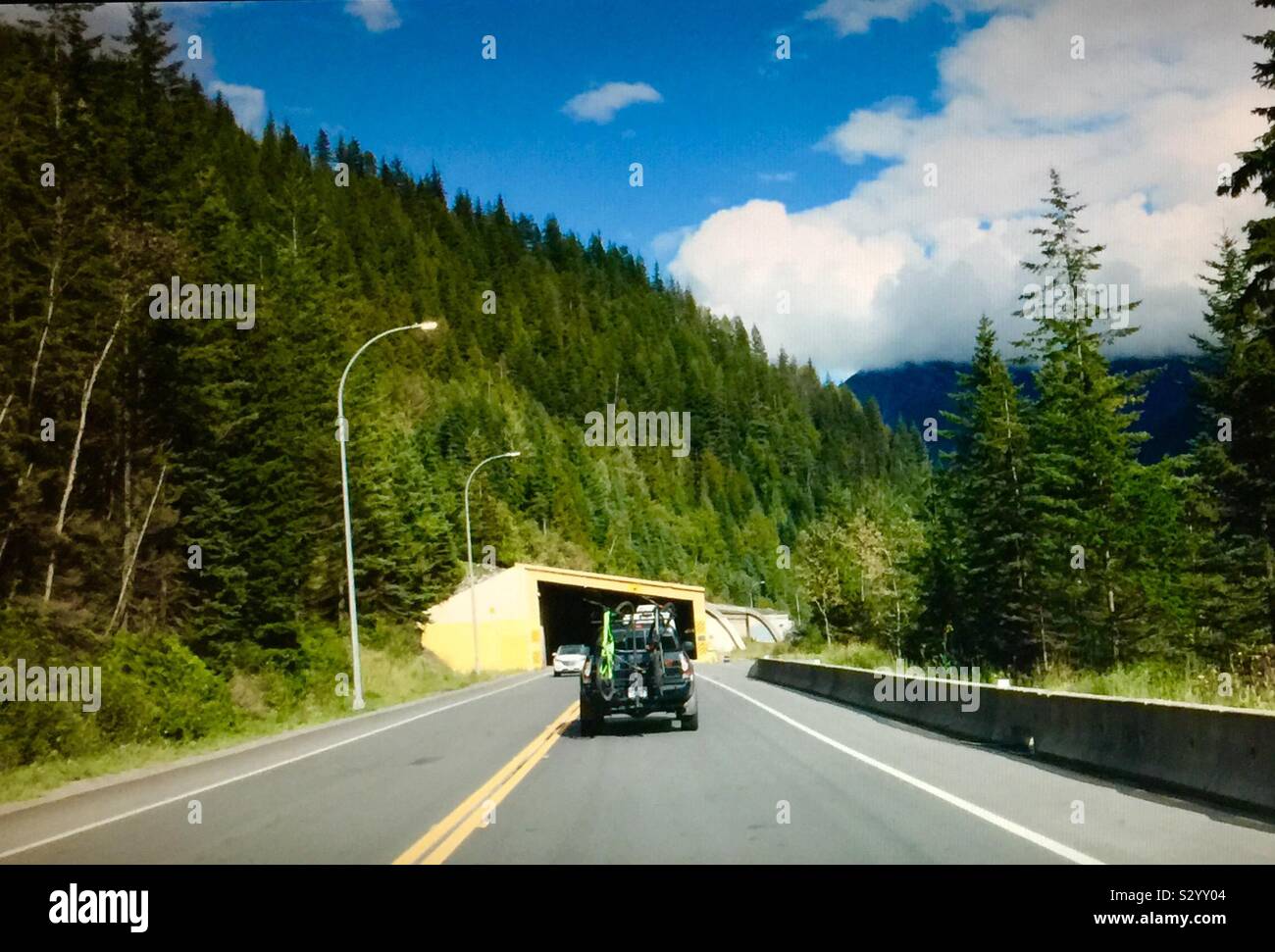 Schnee Schuppen auf dem Trans Canada Highway in der Nähe von Roger's Pass, British Columbia, Kanada. Stockfoto