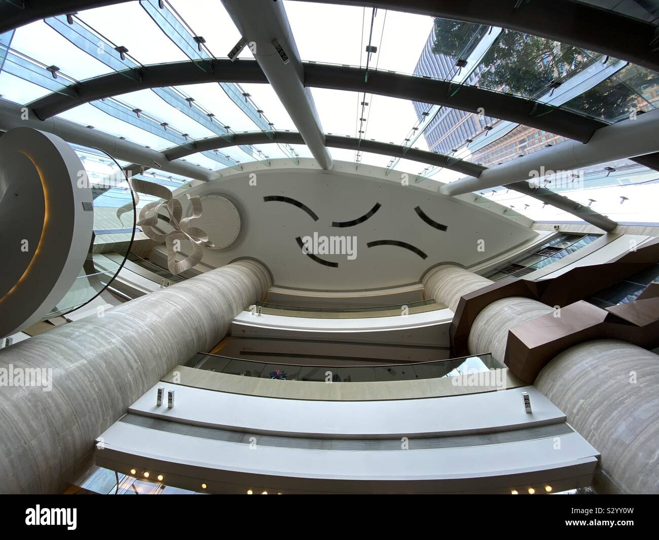 Lobby ansehen. Crowne Plaza Hotel, Kowloon East, Hing Kong. - Nach oben vom Erdgeschoss Lounge Lobby. Stockfoto