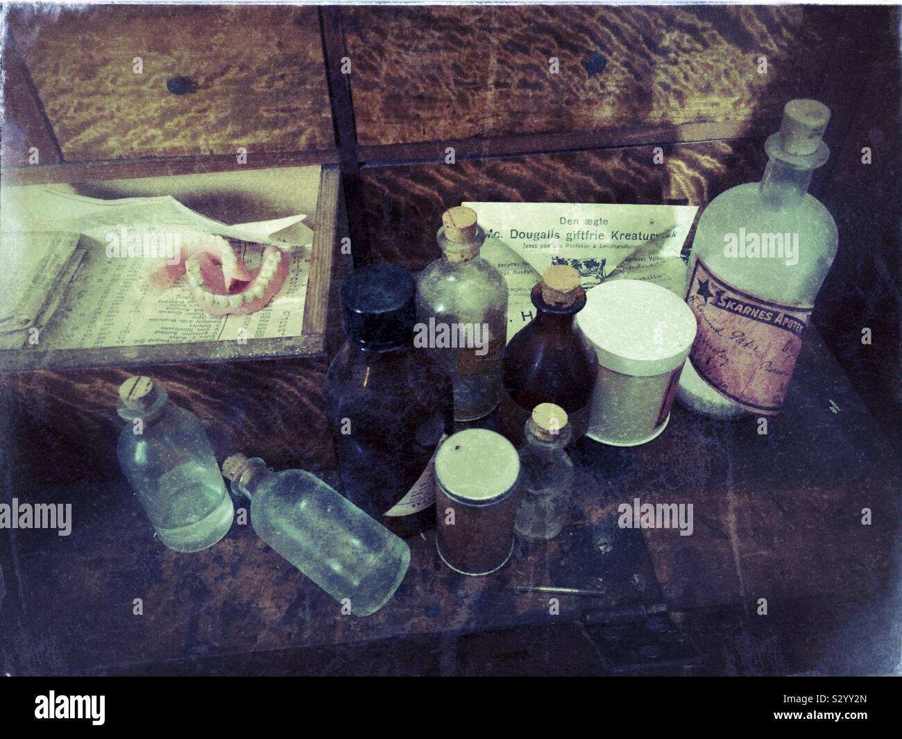 Ein Präsidium Innenraum offenbart alte Medizin Flaschen, Zahnersatz und Vorteile und Enden nach links, wie es in einem verlassenen Haus war. Stockfoto