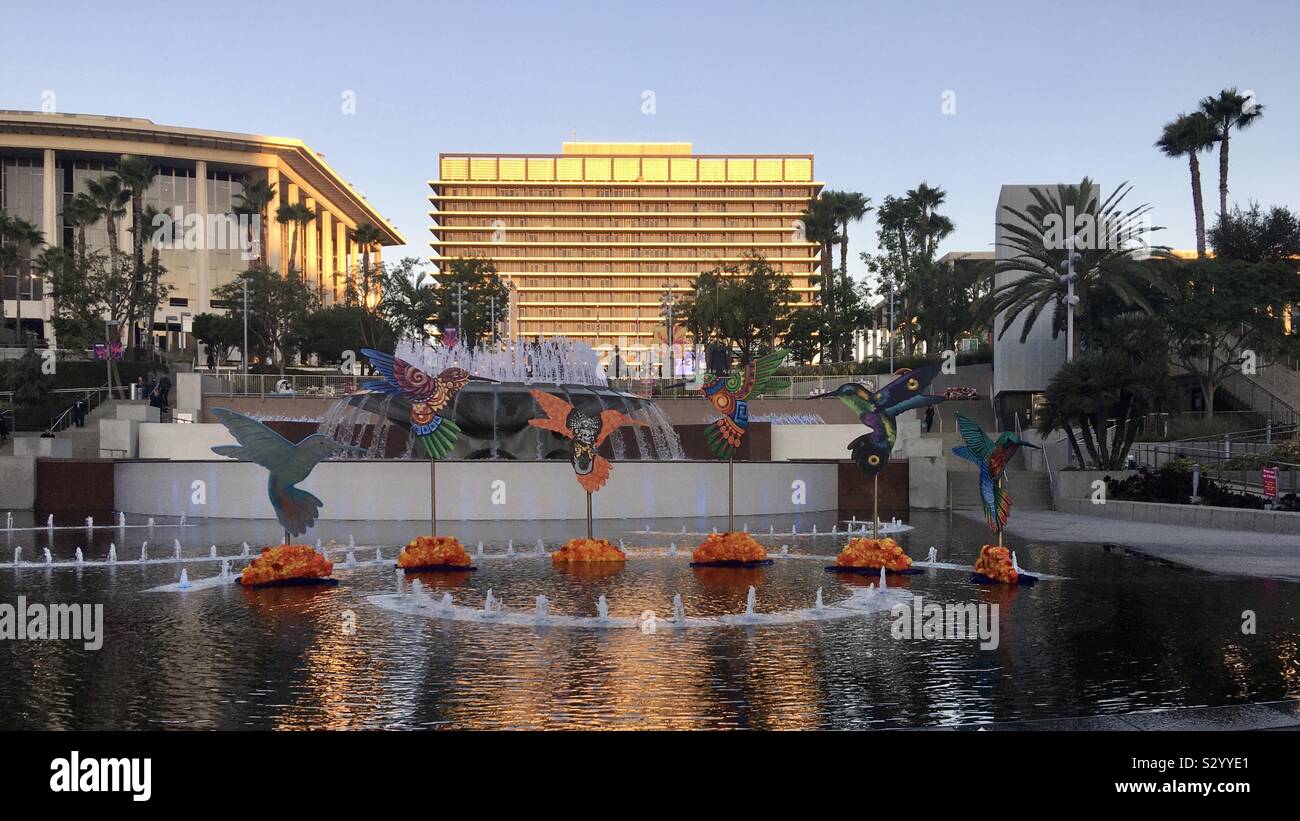 LOS ANGELES, Ca, November 2019: kingfisher Kunstwerk in den Brunnen im Grand Park im Civic Center in der Innenstadt von. Tag der Toten Feier - Smartphone-aufgenommenes Stockfoto