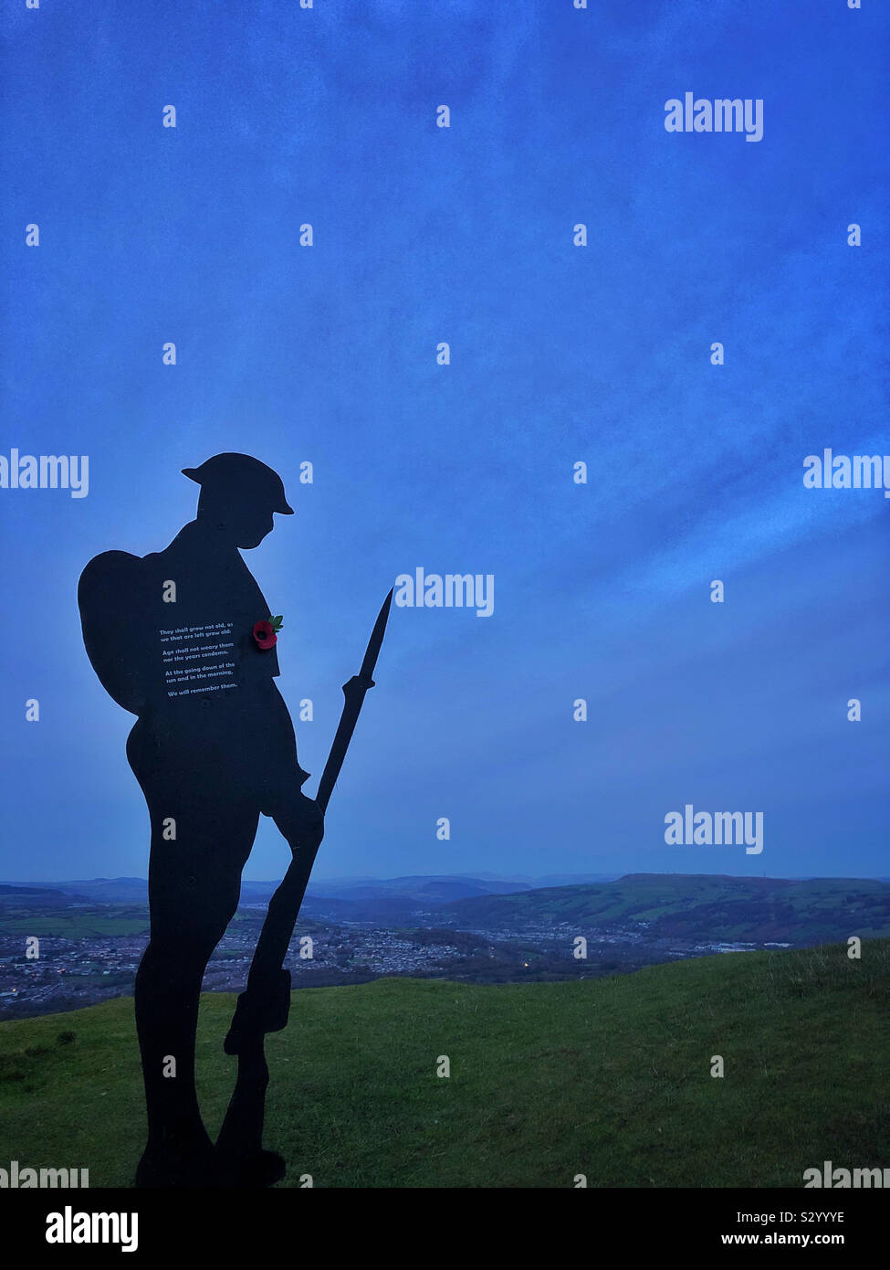 Soldat Silhouette an der Oberseite der Garth Mountain, Pentyrch, Cardiff, South Wales, Erinnerung Sonntag, November 2019. - Smartphone-aufgenommenes Stockfoto