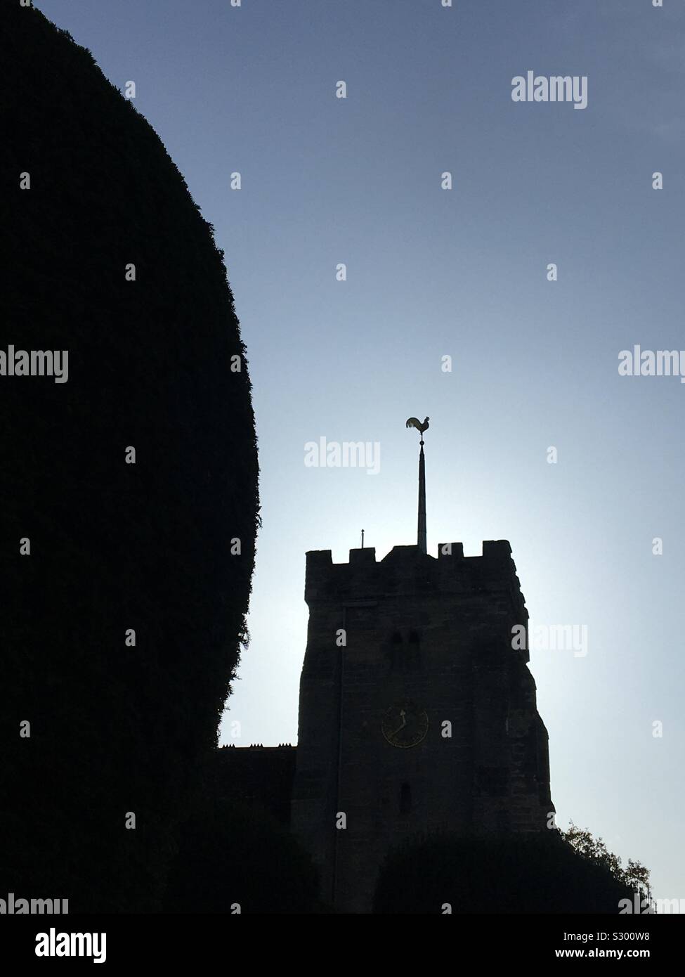 Englisch ländlichen Pfarrkirche auf dem Dach Stockfoto