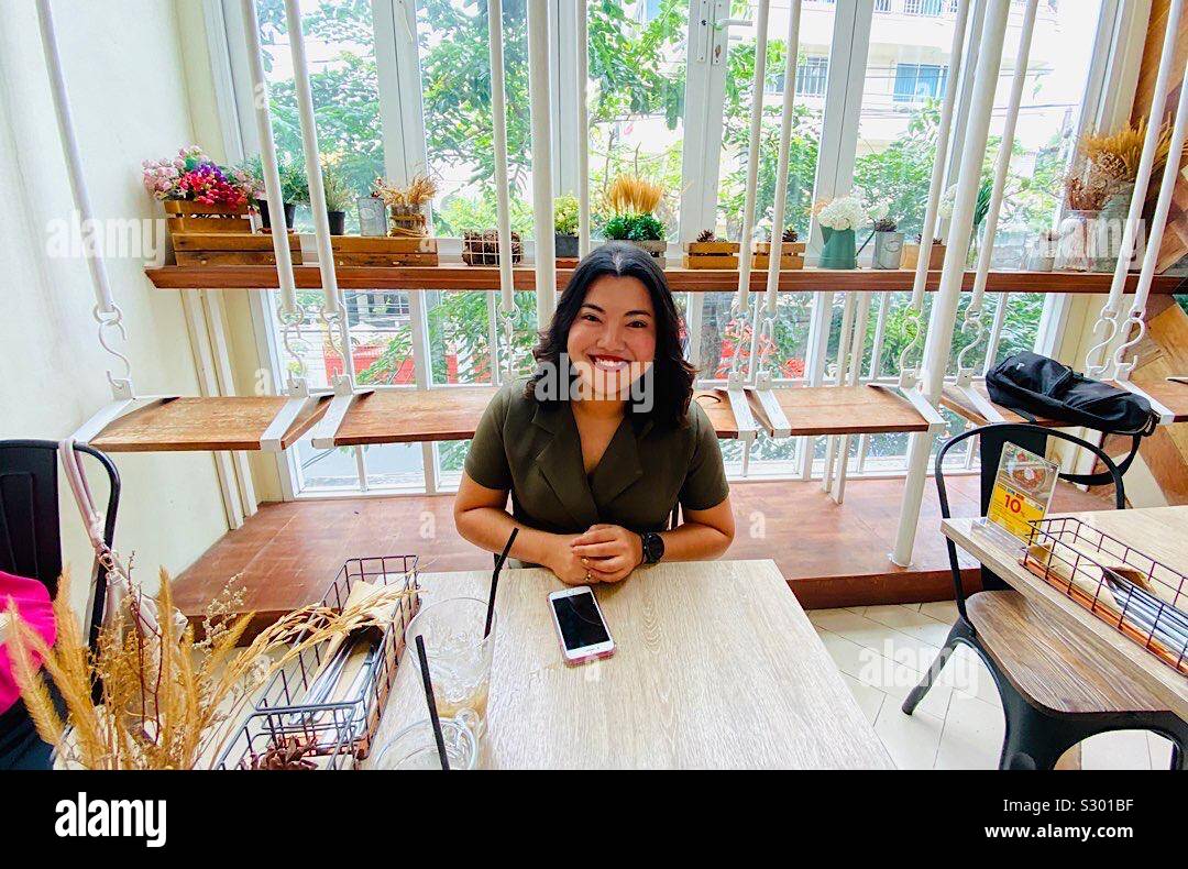 Happy girl im Café Stockfoto