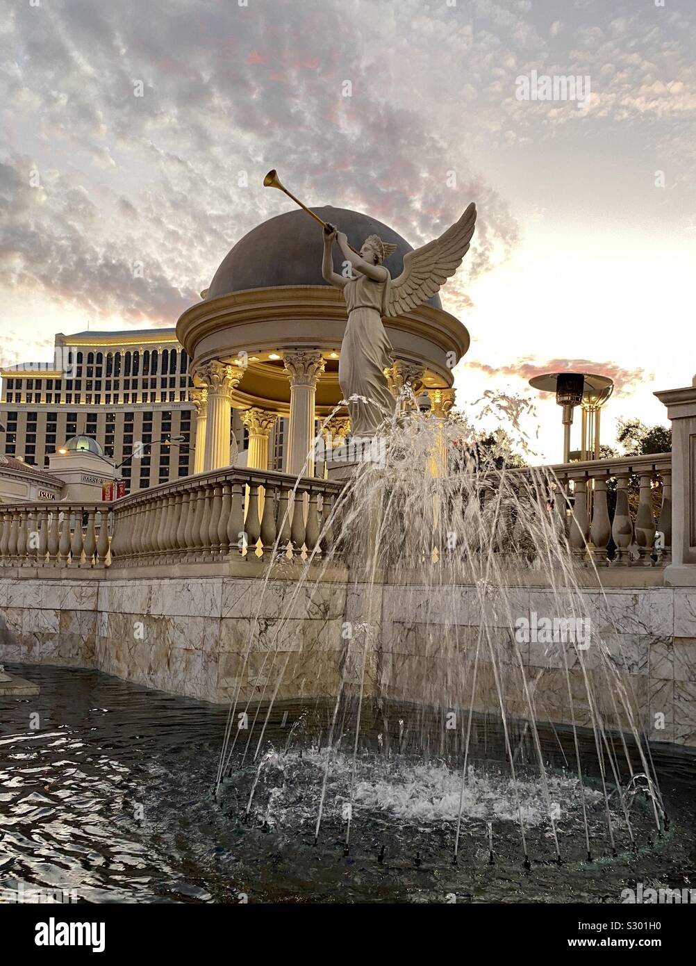 Sonnenuntergang Szene im Caesars Palace in Las Vegas mit Statuen und Springbrunnen - Smartphone-aufgenommenes Stockfoto