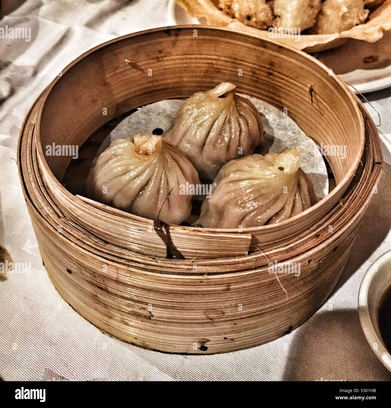 Dim Sum Dragon Brötchen im Dampfgarer Stockfoto