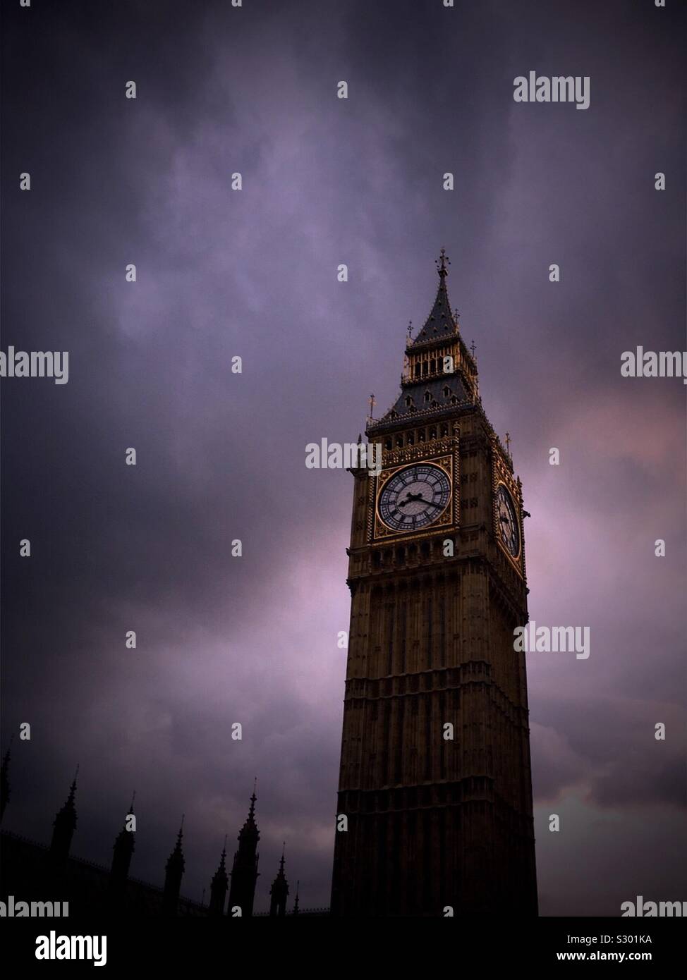 Sturmwolken über das Parlament - Smartphone-aufgenommenes Stockfoto