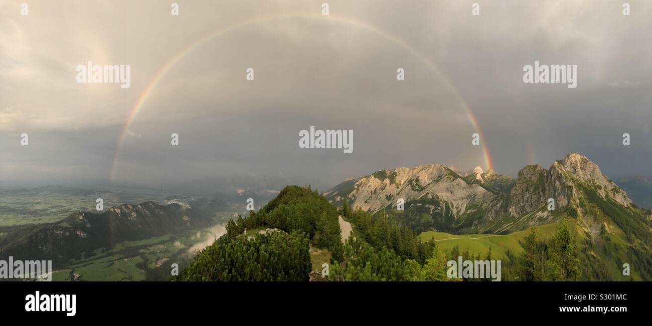 Regenbogen in den Allgäuer Alpen, Bayern Deutschland Stockfoto