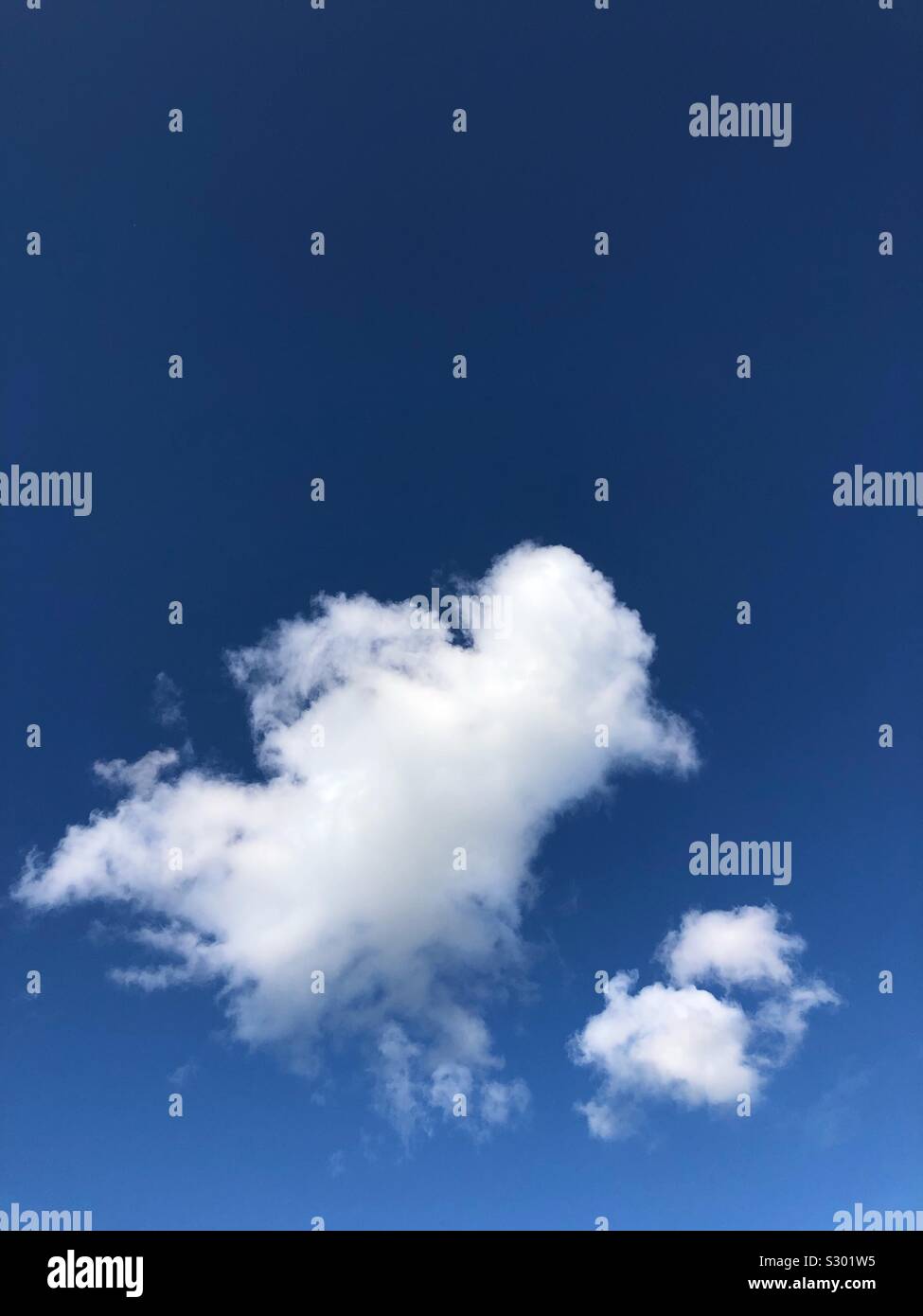 Flauschige Cumulus-Wolken Stockfoto