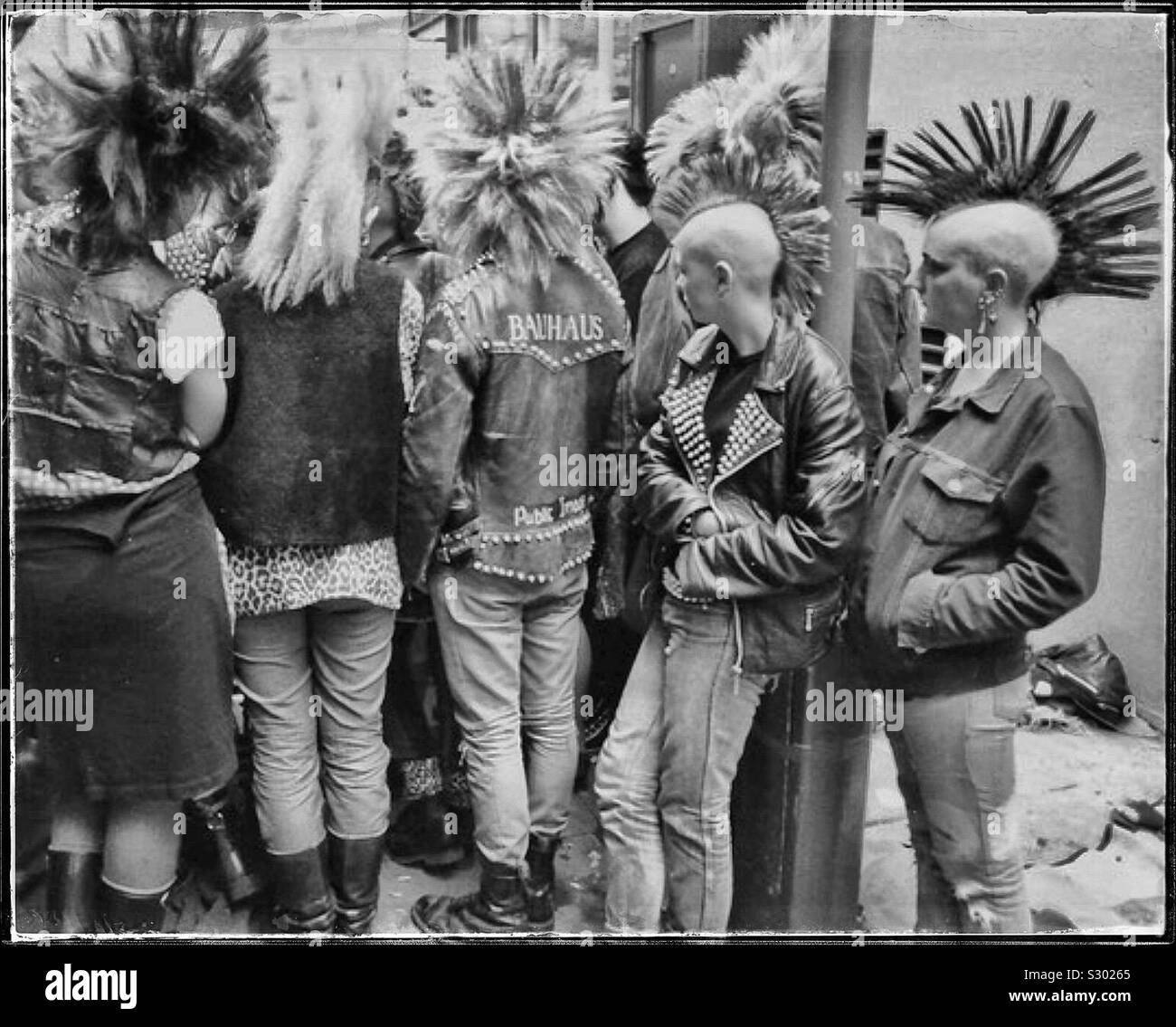Punks in London, 1980 - Smartphone-aufgenommenes Stockfoto