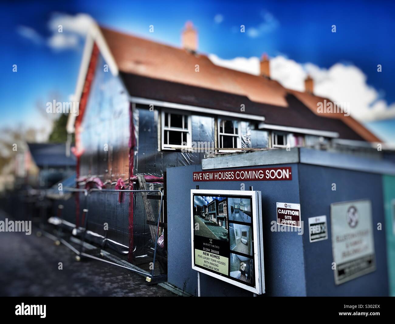 Neue Häuser, neue Straße, Woodbridge, Suffolk, England. Stockfoto