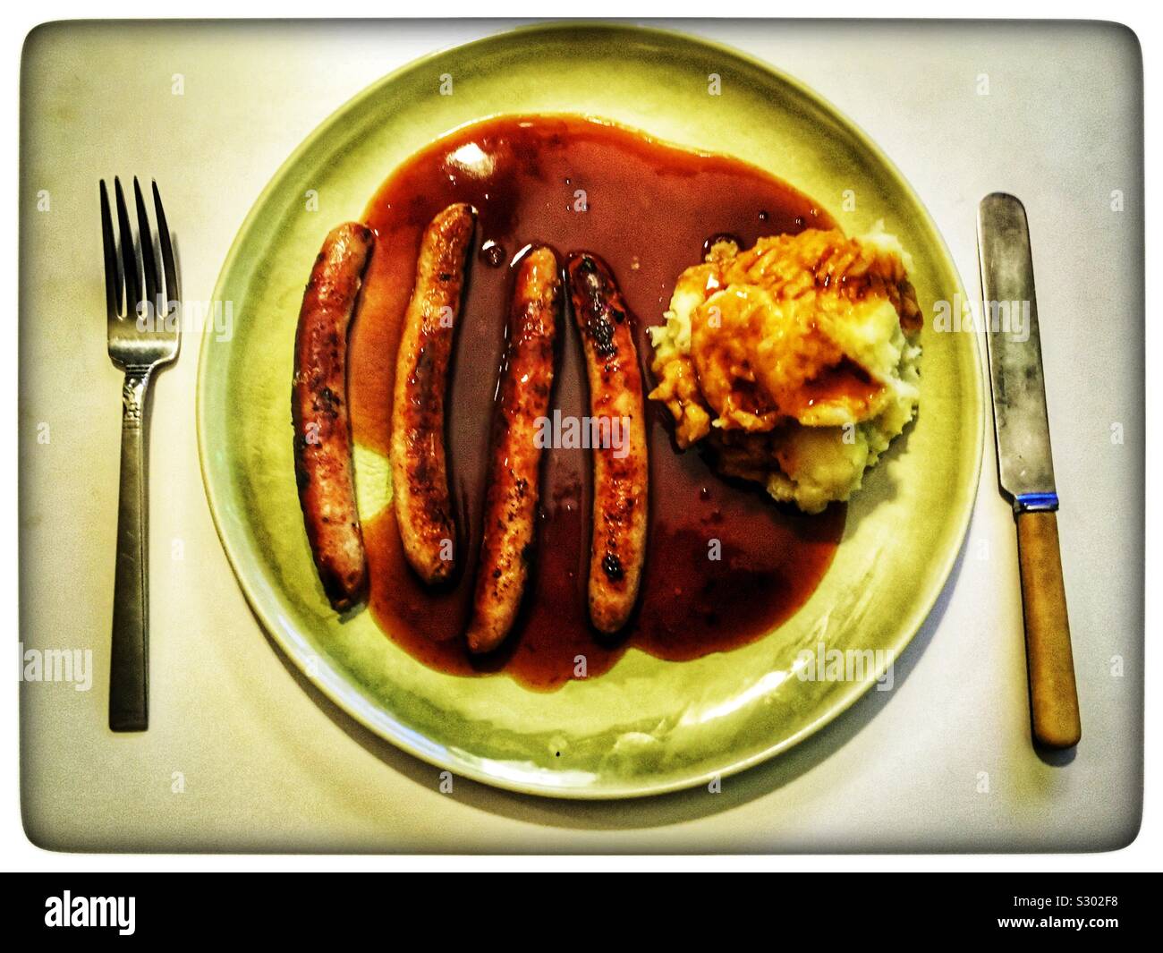 Gourmet chipolata Wurst, Soße und Kartoffelpüree - Smartphone-aufgenommenes Stockfoto