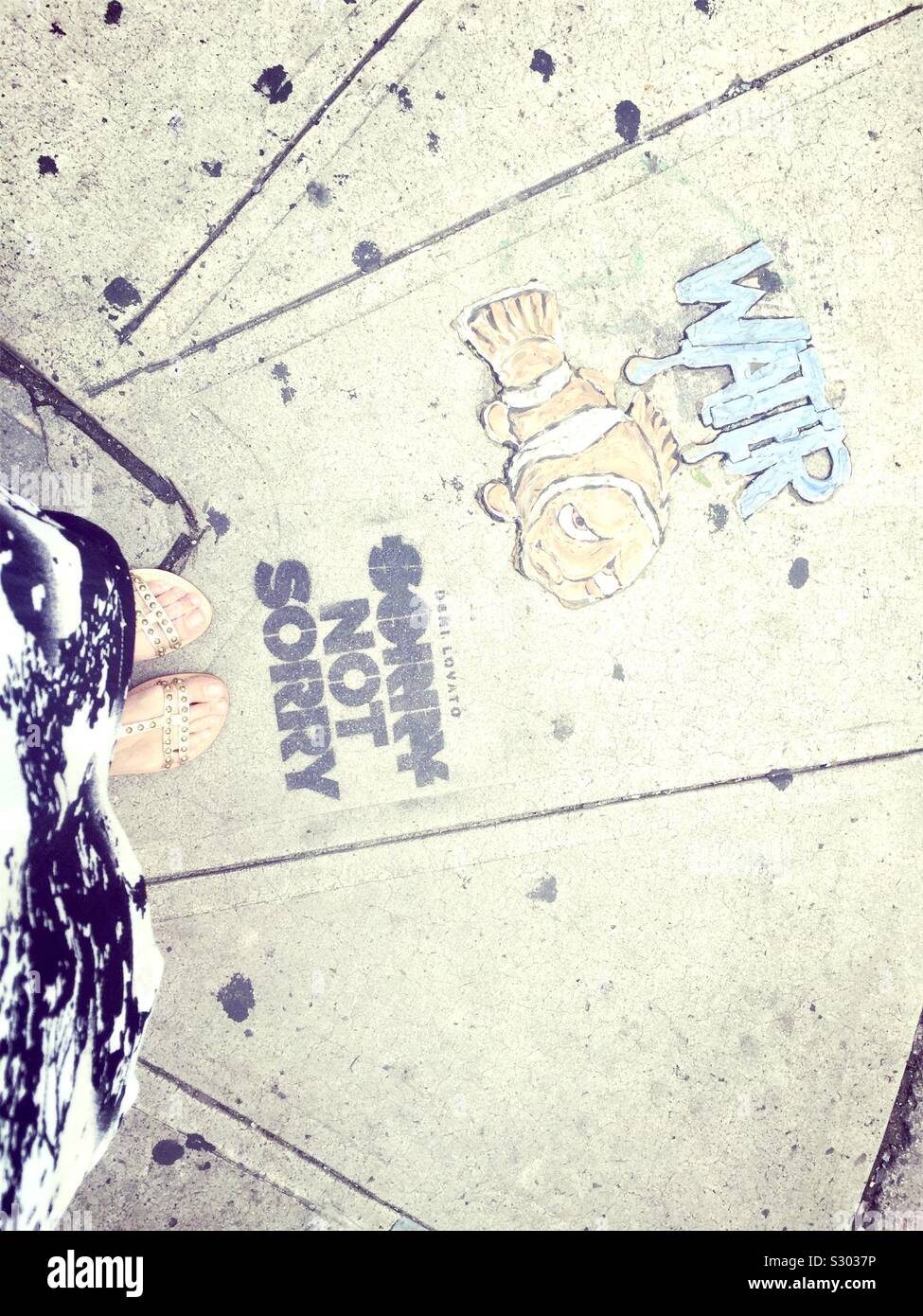 Shoefie und Street Art in New York City. Stockfoto