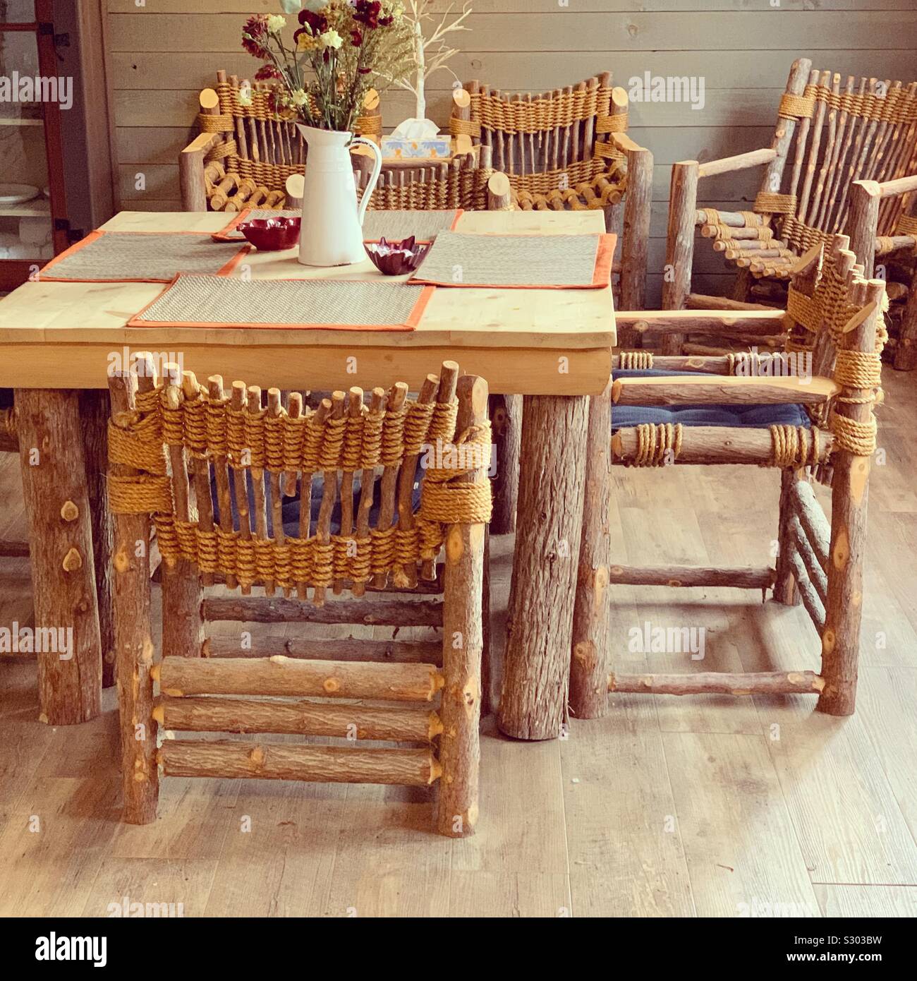 Rustikale Tische und Stühle in der Lobby, Warren Lodge, Warren, Vermont, United States - Smartphone-aufgenommenes Stockfoto