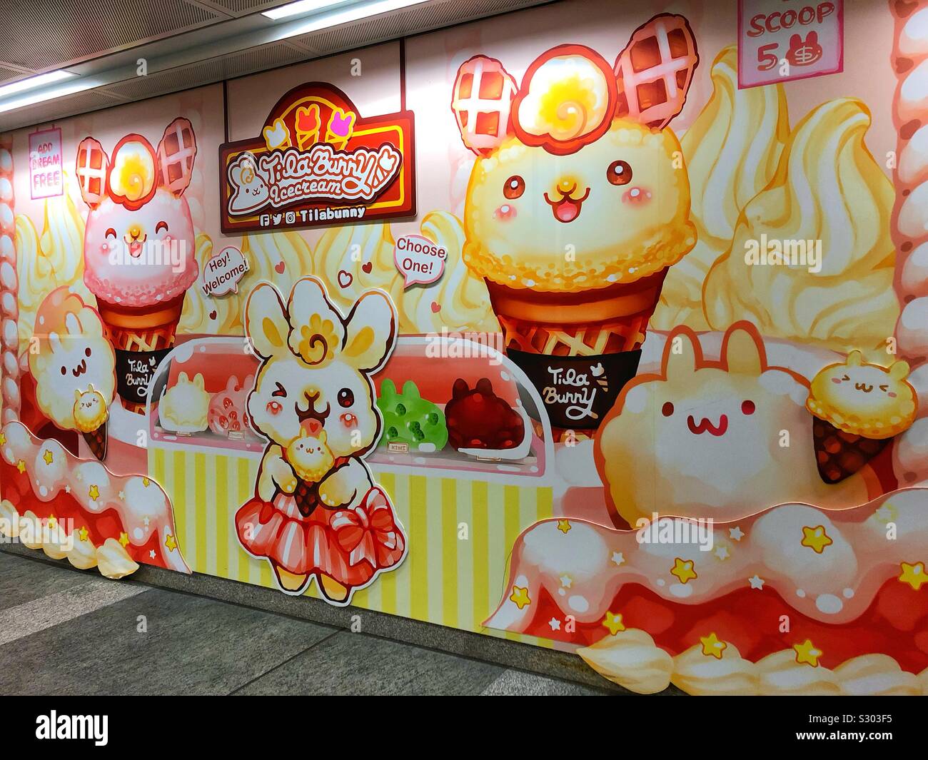 Whimsical Flur Wandbild in der Taipei City Mall, Taiwan. - Smartphone-aufgenommenes Stockfoto