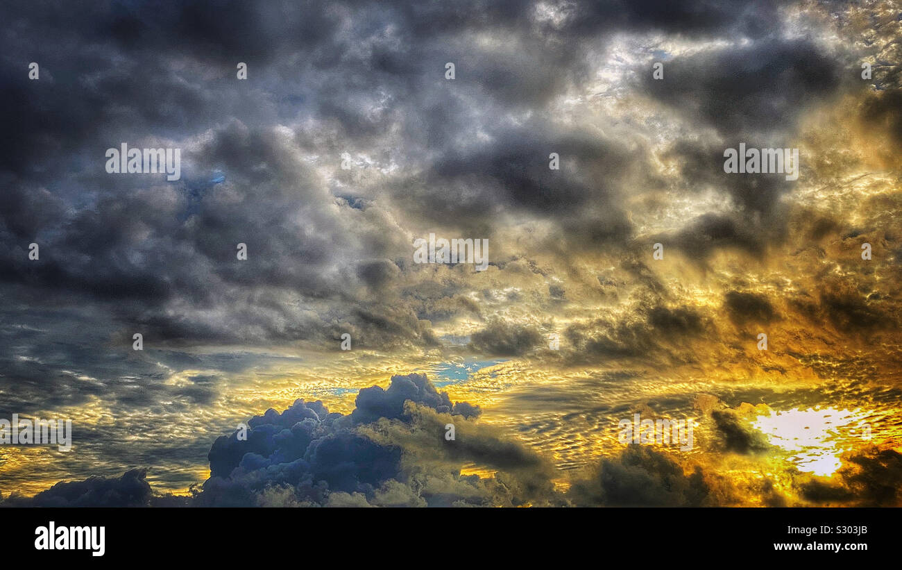 Sonnenuntergang mit Regen Wolken - Smartphone-aufgenommenes Stockfoto