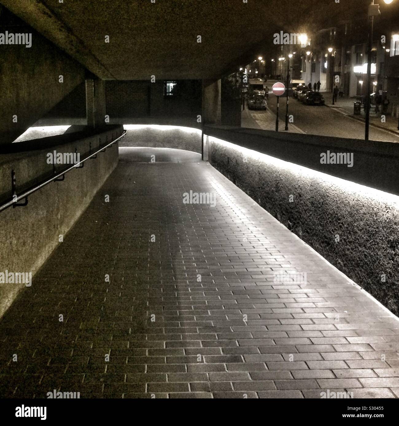 Gang in der Nacht in der Barbican, London, UK - Smartphone-aufgenommenes Stockfoto