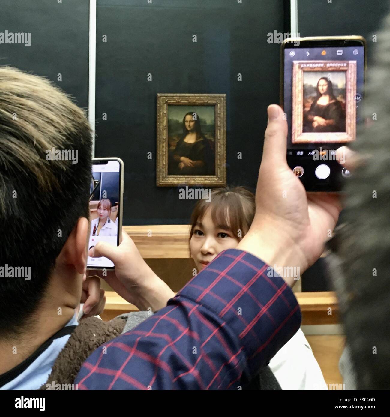 Asiatische Touristen, die Bilder von der Mona Lisa von Leonardo Da Vinci im Louvre Museum in Paris, Frankreich Stockfoto