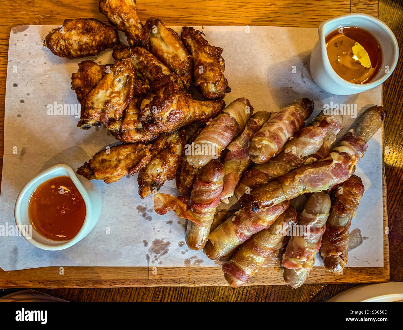 Schweine in Decken und Chicken Wings - Smartphone-aufgenommenes Stockfoto