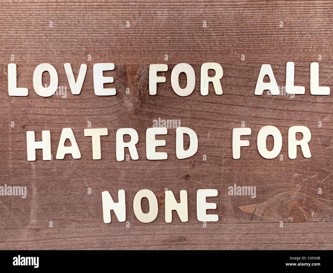 Liebe für alle, Hass für keinen, Frieden zitat Phrase besteht aus Holz Buchstaben Stockfoto