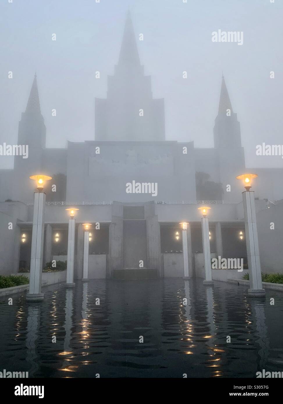 Mormon Temple im Nebel mit dem sehen die Lichter auf den Pool Stockfoto